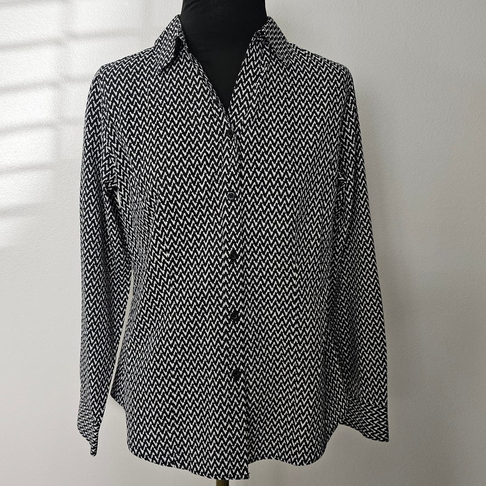 EUC Chico's Women's B/W No-Iron Zig-Zag Button Front Blouse Shirt Top 0 S 4
